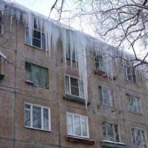 В Ростове-на-Дону под следствие попали двое сотрудников ЮФУ, которых подозревают в халатности, приведшей к гибели женщины в результате падения сосульки