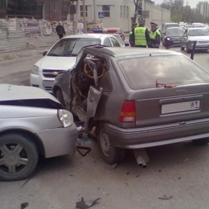 В Ростове-на-Дону погиб водитель "Opel", столкнувшись с двумя другими автомобилями