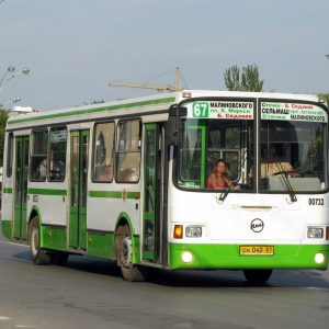 В Ростове-на-Дону на проспекте Стачки пассажирский автобус №67 «Лиаз» врезался в автомобиль Mazda