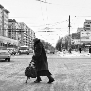 2 ноября около 05:45 в г. Батайске водитель 1986 года рождения на автомобиле ВАЗ-21061 насмерть сбил 84-летнюю женщину, сообщает пресс-служба УГИБДД ГУ МВД России по региону.