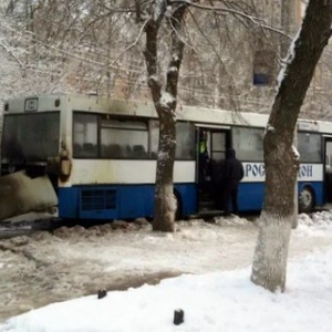 В Ростове-на-Дону на Военведе столкнулись два автобуса, один из них, №94, загорелся