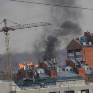 В Ростове огнем охвачена новостройка на Портовой.