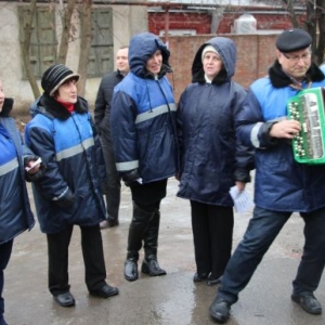 «Водоканал» Ростова-на-Дону спел неплательщикам частушки, а потом вручил пятилитровки с водой