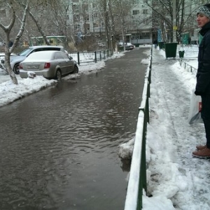 В Ростове на Северном прорвало трубу: пробка на кольце Космонавтов-Волкова [ФОТО]