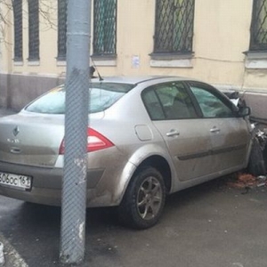 В центре Ростова Renault врезался в здание городской больницы №4.