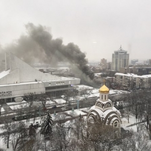 В центре Ростова-на-Дону недалеко от здания РГСУ вспыхнул крупный пожар