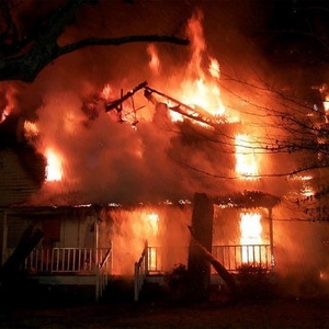 На хуторе Костино-Быстрянский, что находится в Морозовском районе, во вторник 13 января, загорелся жилой дом. 