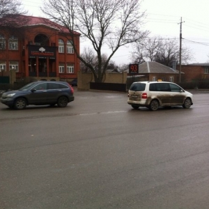 В Ростове водитель предотвратил аварию и спас таксиста, которому стало плохо.