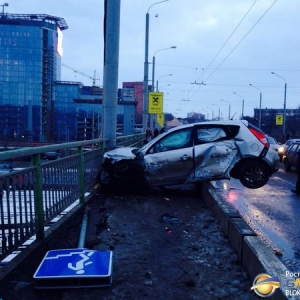 В Ростове мост спас женщину-водителя от гибели.