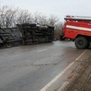 На автотрассе Ростов-Таганрог опрокинулся большегруз.