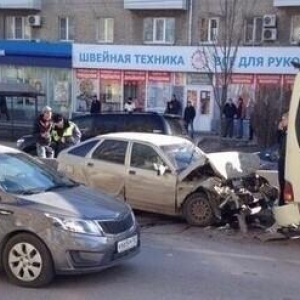 В Ростове-на-Дону на проспекте Стачки произошло дорожно-транспортное происшествие, участие в котором приняли ВАЗ-2112, Mitsubishi, мотоцикл и маршрутное такси. 