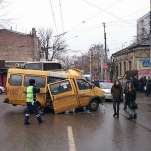 В Ростове из-за столкновения маршрутки с автобусом пострадало уже 9 человек.