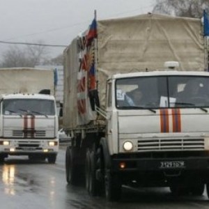 В четверг из Ростова в Донецкую и Луганскую области отправилась новая колонна с гуманитарной помощью, которая привезет в Донбасс 22 парию гуманитарного груза. 