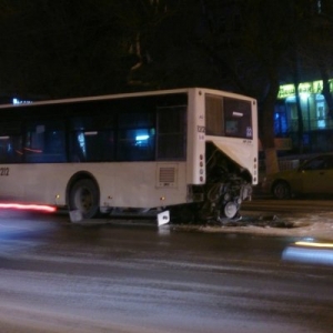 У пассажирского автобуса двигатель выпал на ходу.