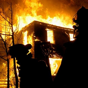В Ростове-на-Дону огонь захватил многоквартирный дом.