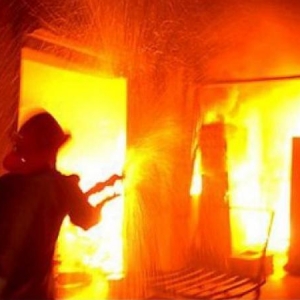 Двое мужчин заживо сгорели в собственном доме в Азовском районе.