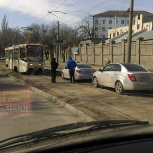 Водители застряли из-за того, что хотели объехать пробку.