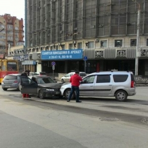 В центре Ростова столкнулись ВАЗ-2110 и Lada Largus и парализовали движение трамваев.