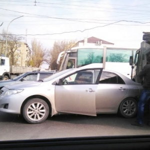 В Ростове водитель КамАЗа спровоцировал серьезную аварию и пробку на проспекте Шолохова. 