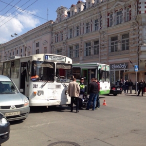 Сегодня в самом центре Ростова на пересечении улиц Садовой и Семашко произошла авария, в которой водителя мотоцикла с серьезными травмами увезли в больницу.