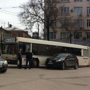 На дороге не смогли разминуться фургон,автобус и две легковушки.