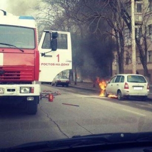 На перекрестке улицы Текучева и переулка Соборного в Ростове произошло возгорание автомобиля «Лада Калина».