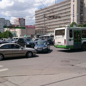 В донской столице с утра 27 мая на пересечении улицы Красноармейской и проспекта Ворошиловского не работает светофор