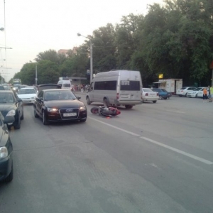 В Ростове мотоциклист врезался в 2 иномарки и сбежал с места ДТП