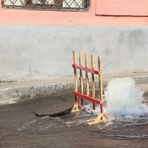 Во вторник, 2 июня, в Ростове-на-Дону очередной фонтан горячей воды забил на углу Береговой и Островского