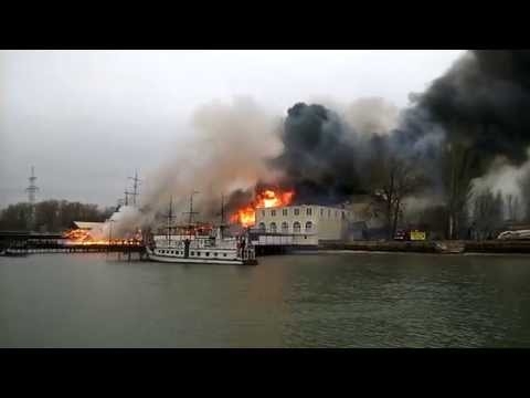 Сгорел ресторан "Петровский причал"