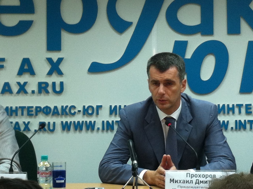 Сложности, с которыми встретилась партия во время регистрации, председатель назвал ожидаемыми. "Я не питал иллюзий о том, что это легкая прогулка, но мы будем бороться. Власть просто так нам никто не отдаст, это серьезная системная борьба", - отметил он.На выборах в Законодательное собрание Михаил Прохоров от своего регионального комитета ожидает тот же результат, что он получил на последних президентских выборах - около 10% по области. Минимально же партия собирается получить 3 мандата. Михаил Прохоров также прокомментировал появившиеся в прессе слухи о своем уходе из политики, назвав их газетной уткой.Во время посещения Ростова-на-Дону Михаил Прохоров провел встречу с региональным представительством партии, а также с избирателями в парке Горького. prohorov.jpg