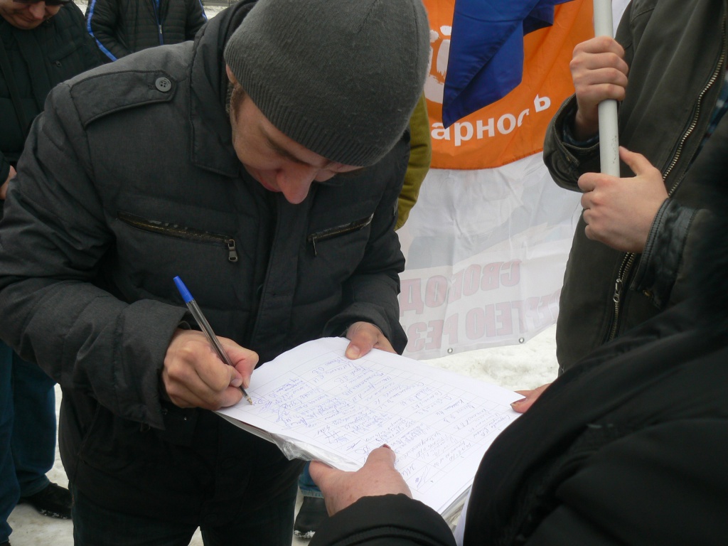 «Свободу журналистам!», «Свободу Резнику!», «Свободу Толмачеву!», «Свободу свободе слова!». Эти призывы неоднократно звучали у театра им. Горького. 21 декабря здесь состоялся согласованный с городской администрацией митинг в защиту журналистов Дона