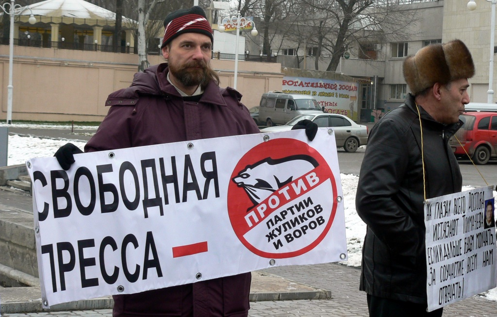 «Свободу журналистам!», «Свободу Резнику!», «Свободу Толмачеву!», «Свободу свободе слова!». Эти призывы неоднократно звучали у театра им. Горького. 21 декабря здесь состоялся согласованный с городской администрацией митинг в защиту журналистов Дона