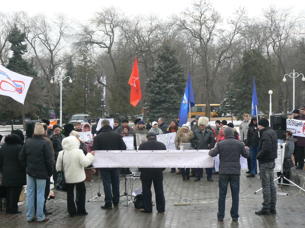 «Свободу журналистам!», «Свободу Резнику!», «Свободу Толмачеву!», «Свободу свободе слова!». Эти призывы неоднократно звучали у театра им. Горького. 21 декабря здесь состоялся согласованный с городской администрацией митинг в защиту журналистов Дона