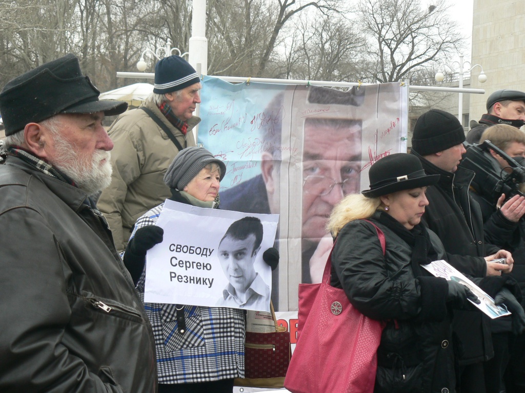 «Свободу журналистам!», «Свободу Резнику!», «Свободу Толмачеву!», «Свободу свободе слова!». Эти призывы неоднократно звучали у театра им. Горького. 21 декабря здесь состоялся согласованный с городской администрацией митинг в защиту журналистов Дона