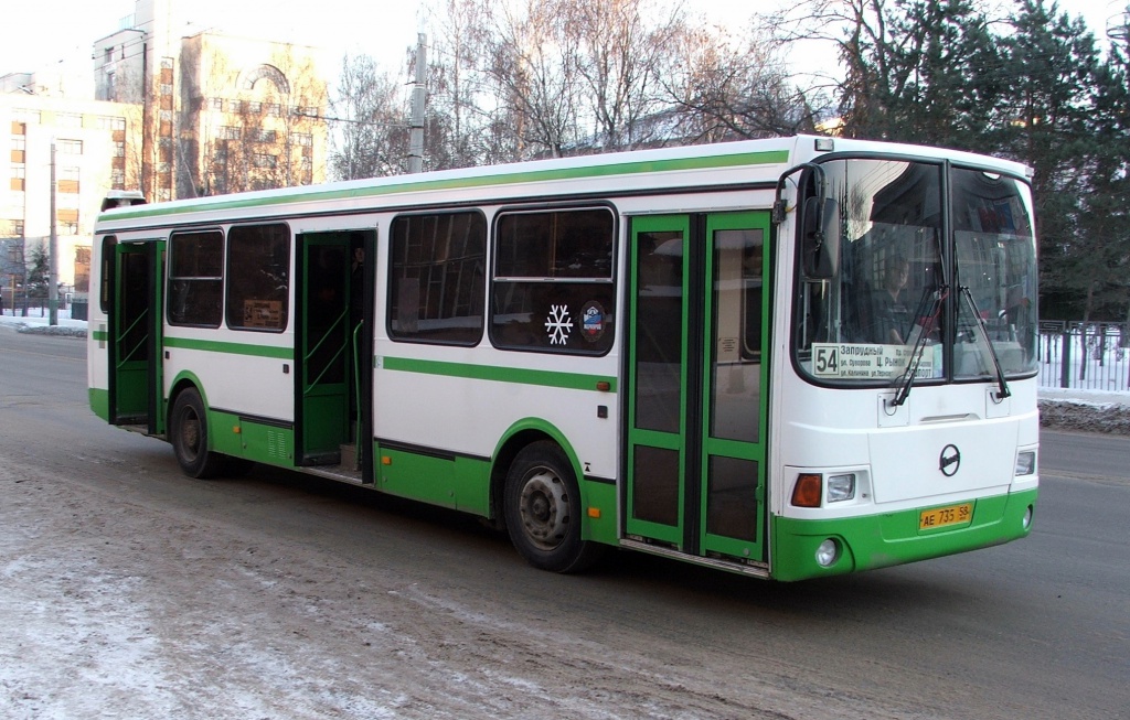 В понедельник, 16 декабря, в Ростове-на-Дону 13-летняя школьница поскользнулась  на остановке и попала под колёса автобуса